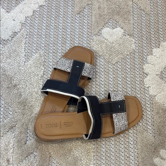 Toms Black and White Seacliff Open Toe Slide - Size 9.5 Women’s
