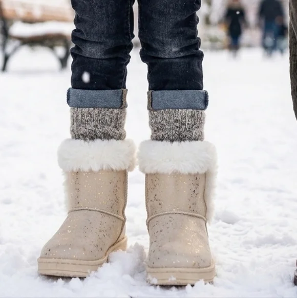 Girls Cream/Beige Winter/Snow Boots W/Metallic Gold Accents Faux Fur Trim Sz 4 6