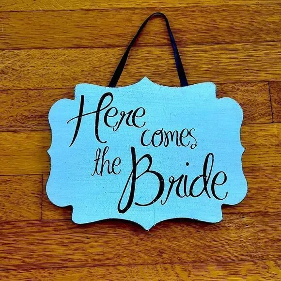 “Here Comes The Bride”👰‍♀️ Sign
