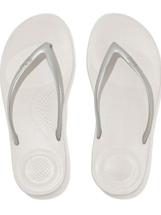 FitFlop iQushion Ergonomic Flip Flops Silver Women’s 7 NIB Comfort Sandals