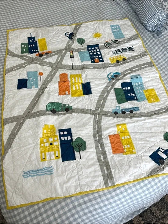 LAST CHANCE 🤍 Crate & Kids Cityscape Baby Quilt
