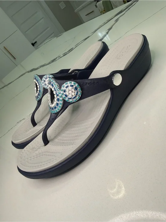 Crocs Sanrah Embellished Diamanté Wedge Flip Flops Navy Blue Medallion Women 9