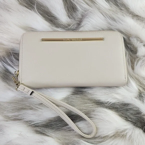 Steve Madden Cream Colored Wristlet Clutch Wallet. Size 8x5