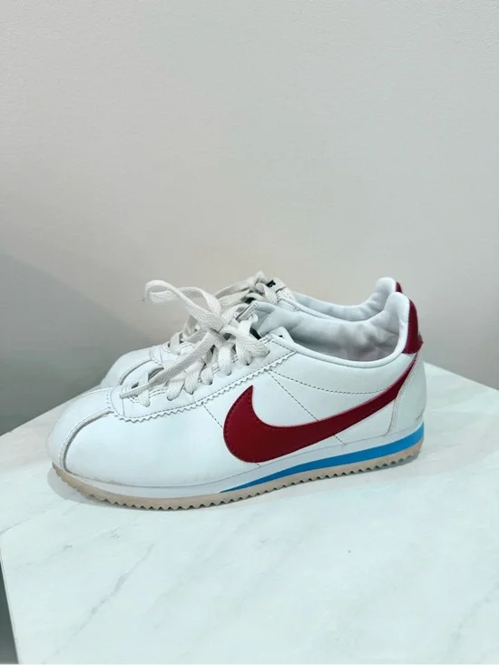 🔥Nike Women’s Classic White Sneakers with Red Swoosh Size 6.5 EUC🔥