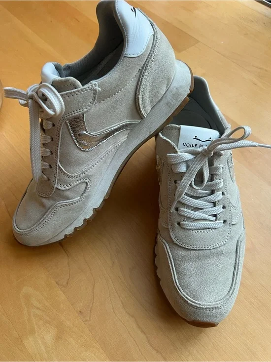 Voile Blanche Suede Sneakers in Light Beige with Metallic Accent