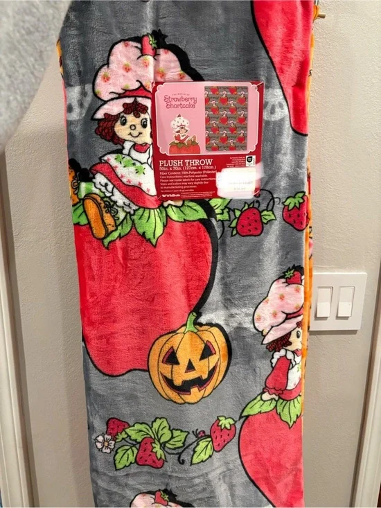 Strawberry Shortcake Gray Plush Halloween Blanket 50 x 70 New for 2026
