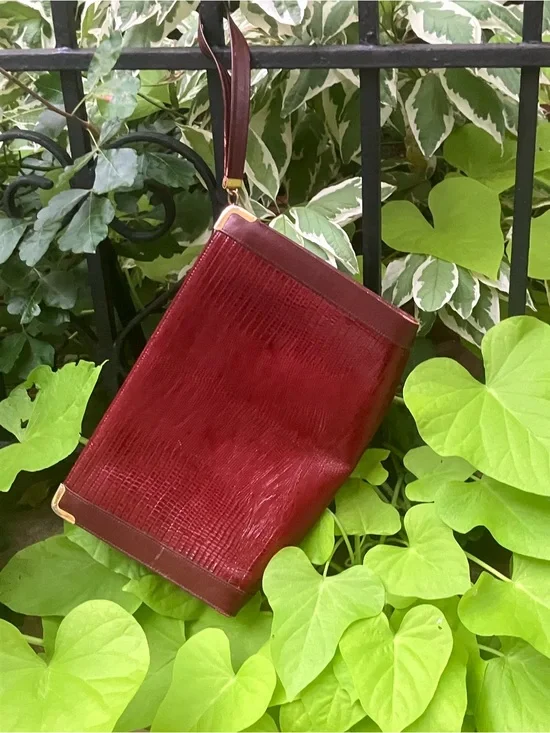 Vintage embossed alligator Koret Burgundy Leather Wristlet Clutch. 🥰🌺