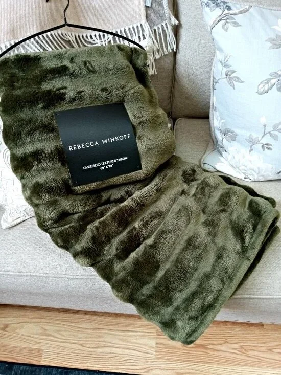 NEW! EXQUISITE LUXURY PLUSH REBECCA MINKOFF BLANKET