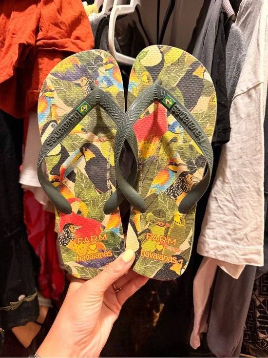 Havaianas women’s Tropical Bird Print Flip Flops - Green Straps