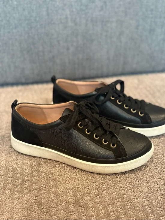 Vionic Winny black leather sneakers with white sole size 8