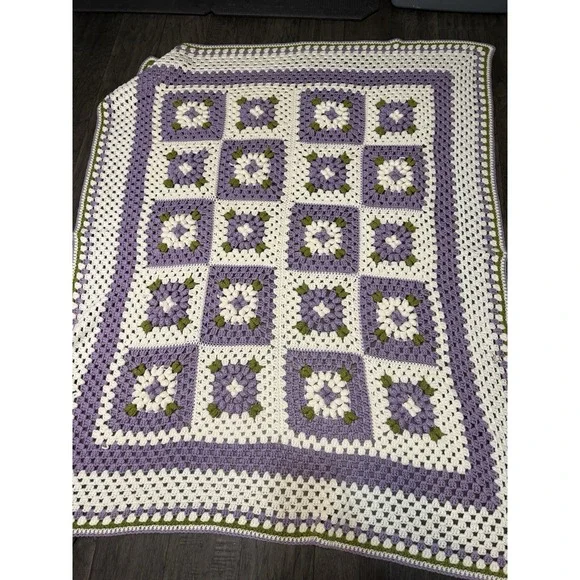 Vintage Crocheted Daisy‎ Granny Square Blanket Purple White