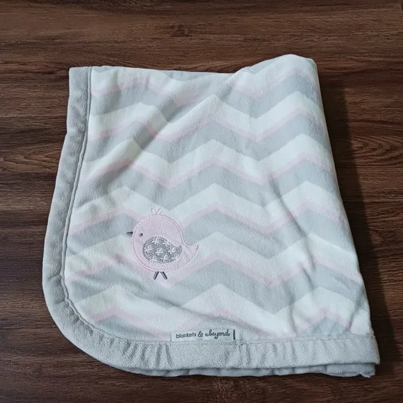 Blankets and Beyond Pink Gray White Chevron Stripes Baby Blanket‎ Bird 30 x 26