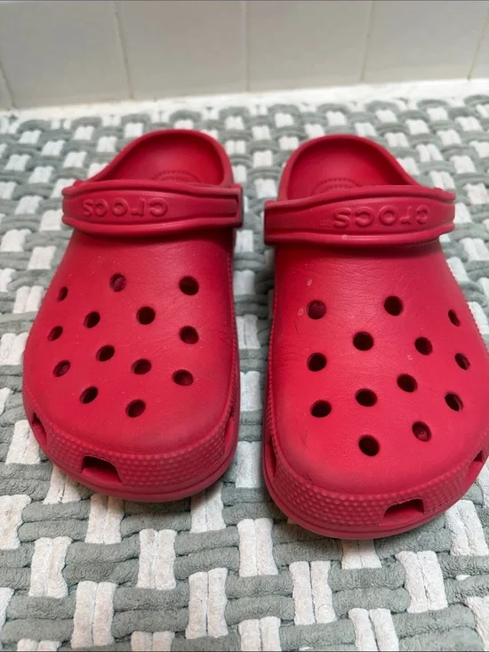 CROCS Classic Clogs in Red men’s size 5 women’s size 7
