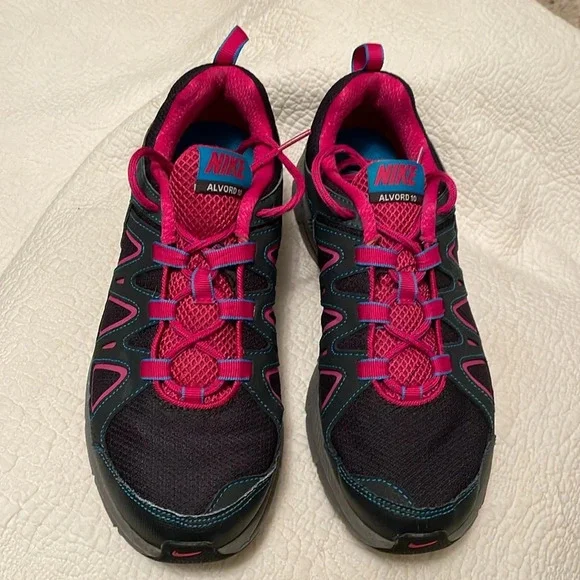 Nike Alvord 10, size 9, women’s sneaker. Black-gray-pink. Very good condition.