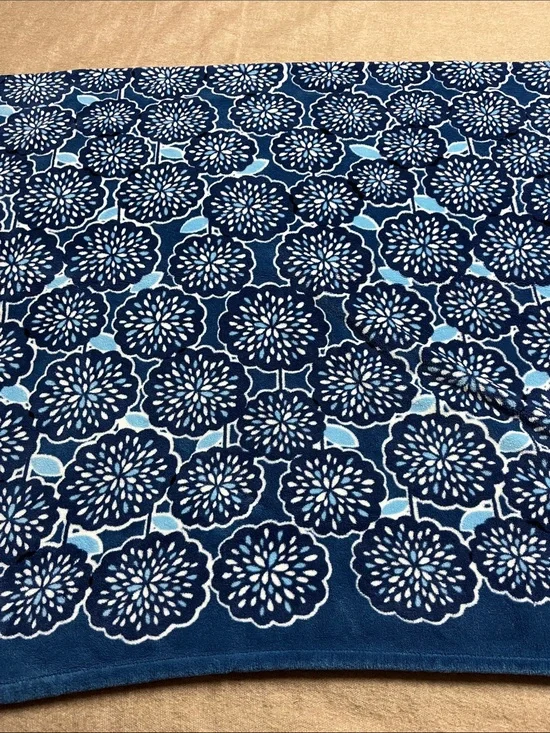 Vera Bradley Navy “Petal Splash chrysanthemum” pattern Blanket
