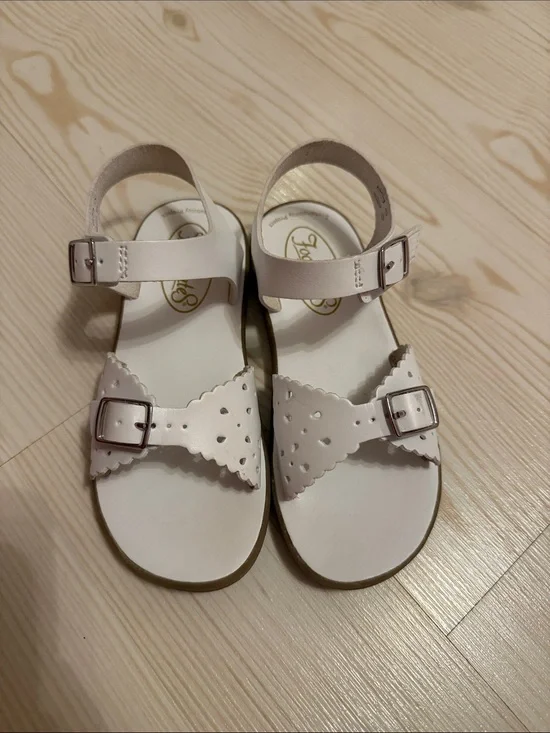 FootMates Girls White Scalloped Buckle Sandals