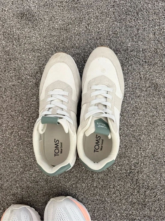 TOMS women’s Off-White Sneakers with Green Heel Tab