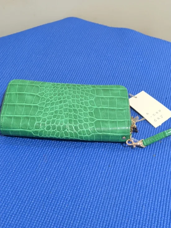 Green Croc-Embossed Wristlet Wallet - Unbranded