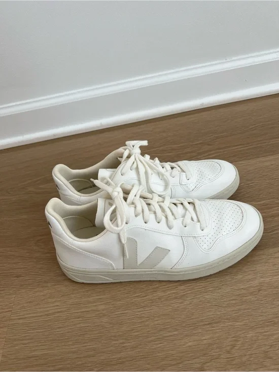 Veja V10 Low-Top Sneaker