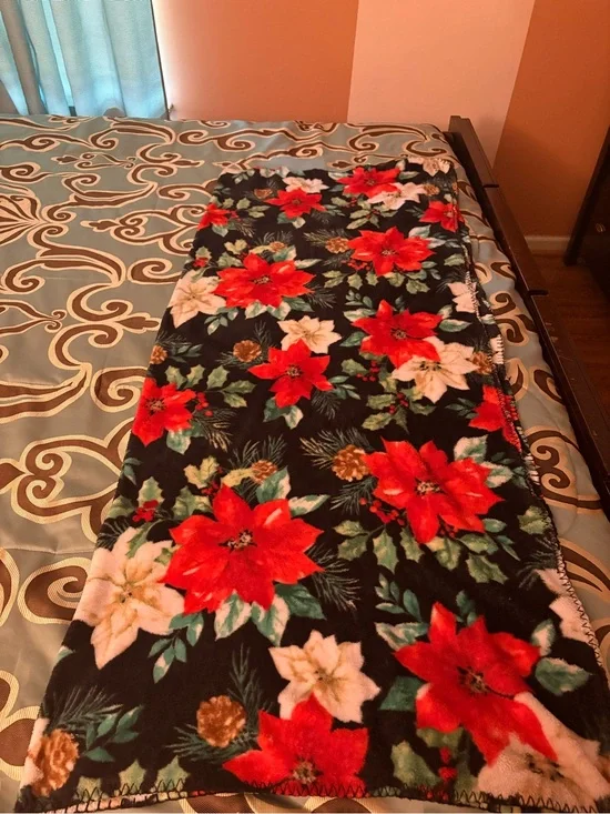 Holiday Poinsettia Plush Throw Blanket - Black/Red