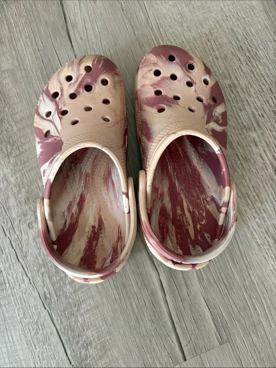 CROCS Kids Marble-Print Clogs in Pink and Cream
