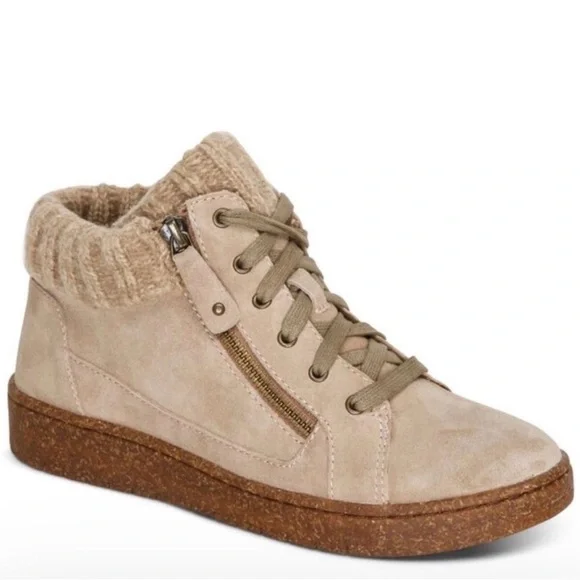 NWOB Aetrex Bonnie Suede‎ Sneaker.
