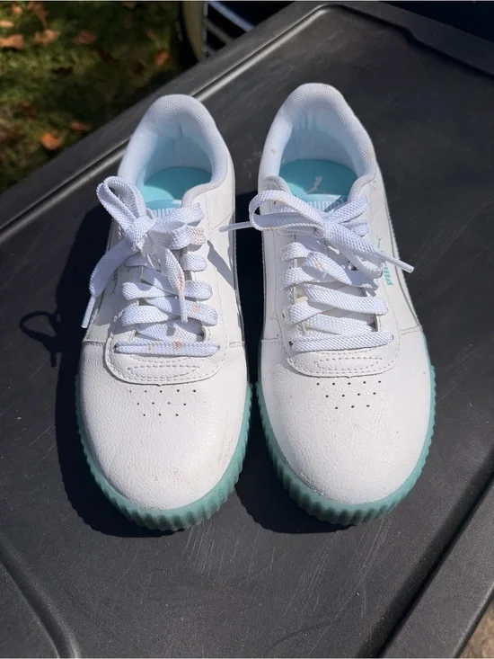 Puma Ladies White Sneakers with Aqua Trim - Casual Lace-Up Size 7.5