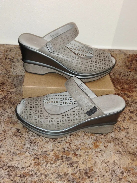 Jambu Touring Too wedge shoeWomen’s Wedge Sandals in Taupe with Perforated Upper