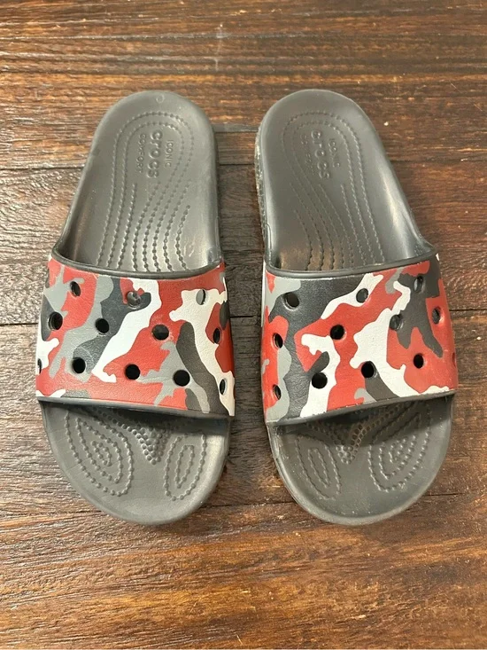 CROCS Kids' Red Gray White Camo Slide Sandals - Men’s 4 / Women’s 6