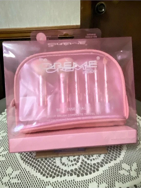 the Crème shop Be Essential 6 - Piece Brush Set with pouch Pink NWT