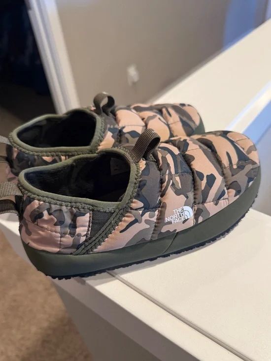 The North Face Kids Camo Slip-On Quilted Slippers