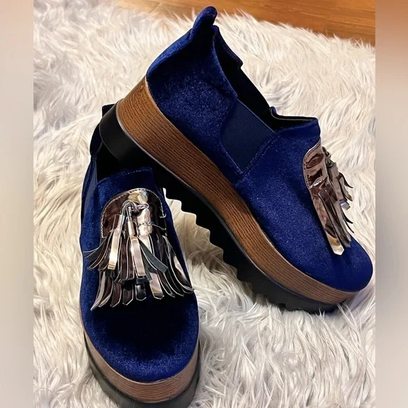 Love mark Royal blue velvet light weight women’s size 7.5
