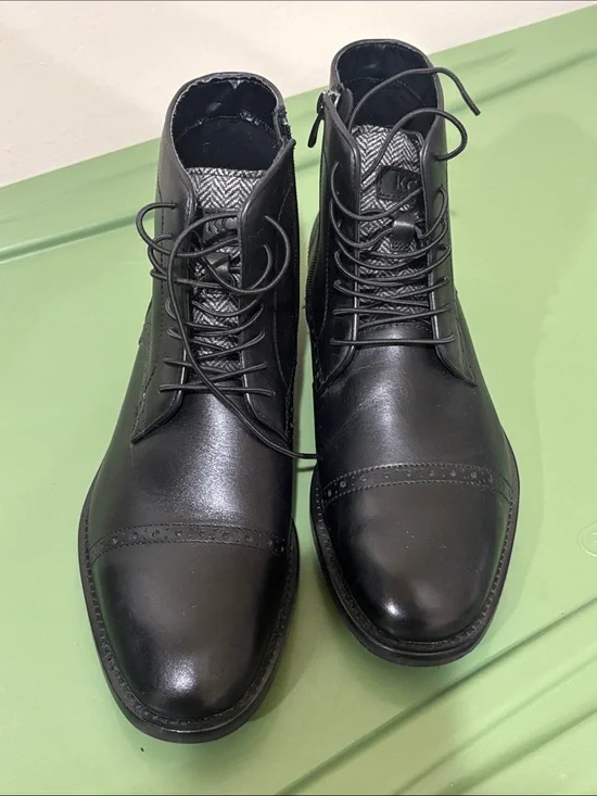 Kenneth Cole Black Leather Chukka Lace-Up Boots