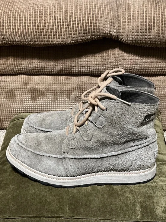 Sorel Men's Light Gray Suede Chukka Boots,size10 genuine 100% Leather.