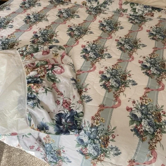 Vtg Floral Quilted Comforter & Bedskirt Size Full Reversible Ribbon Shabby Chic‎