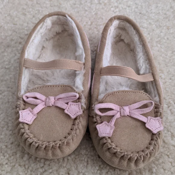 Toddler Girls Moccasin Slippers (Size 7/8)
