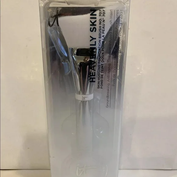 IT COSMETICS Heavenly Skin Skin-Hugging Foundation Brush #707 NIP $42 NIP