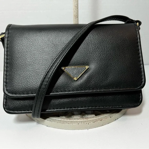 Small crossbody converts to wristlet and wallet bag