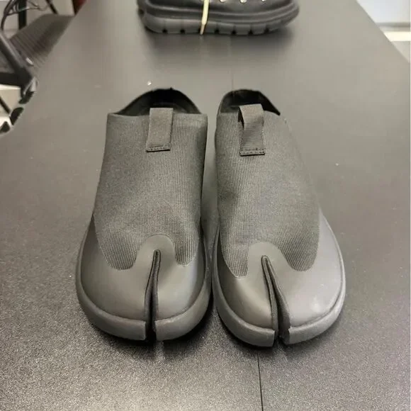 Tabi Men's Black and Grey Slippers