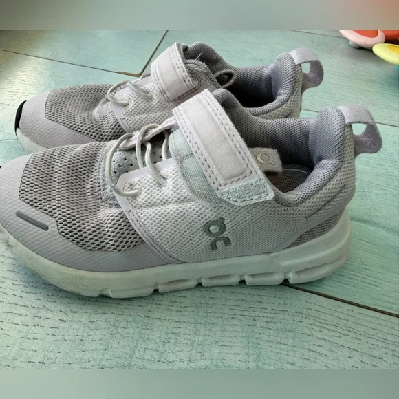 On Running Kids Sneakers in Light Gray and White