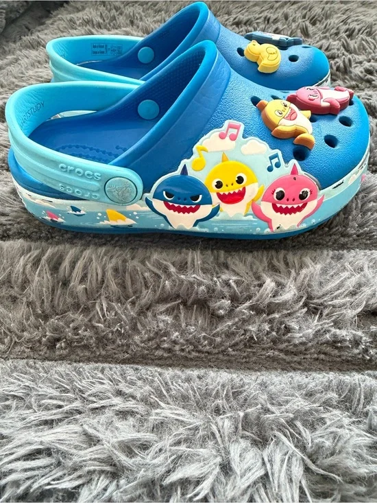 CROCS Kids Blue Baby Shark Water Clogs with Character Jibbitz