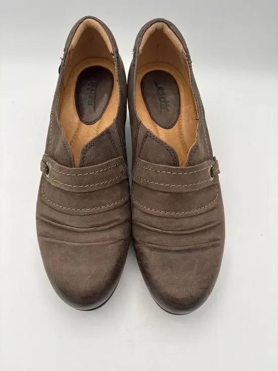 Women’s Earth Size 9 Taupe Leather Oxford Heels