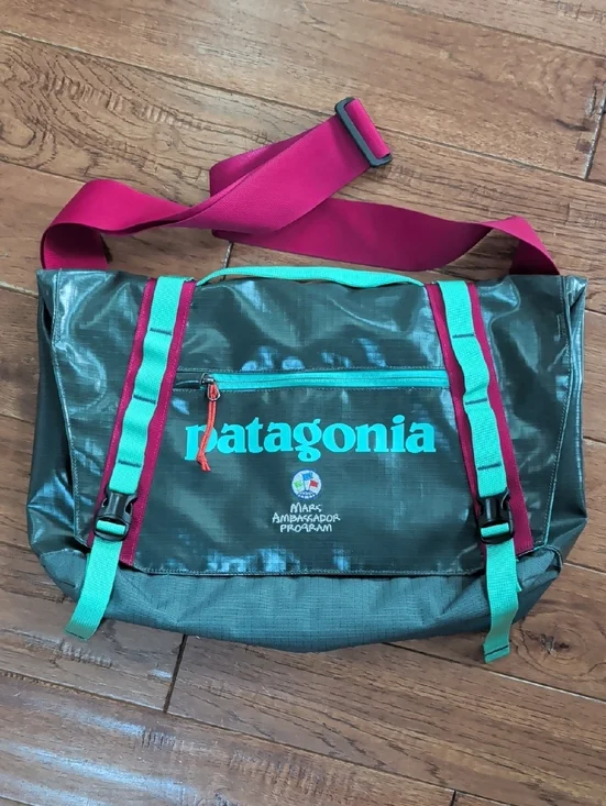 Patagonia Black Hole Mini 12L Teal Messenger Bag with Fuchsia Straps