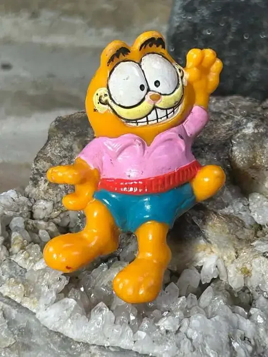 Garfield pink shirt blue shorts pvc figure 1981