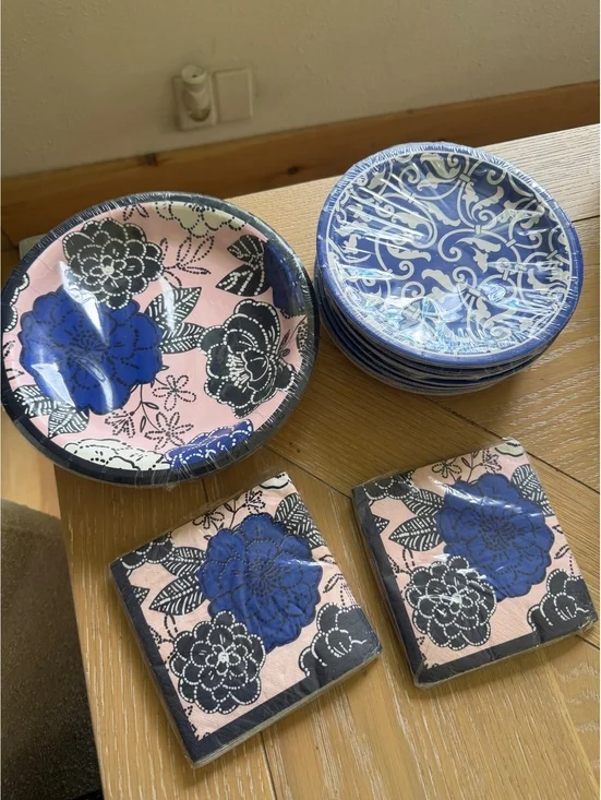 Blue floral party tableware set