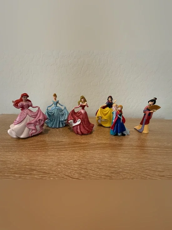 6 Disney princess figurines
