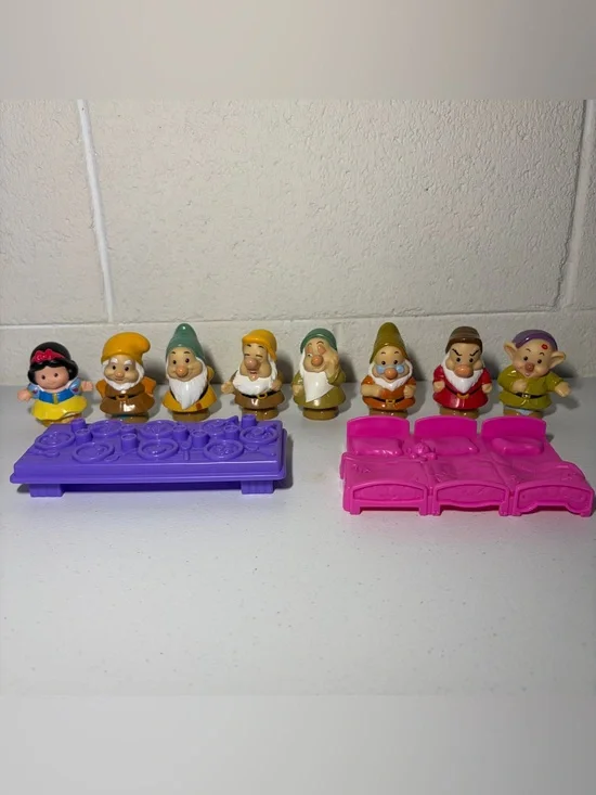 FISHER PRICE Little People Disney SNOW WHITE & SEVEN DWARFS and Bed & Table