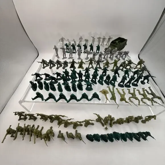 Lot of 120 Vintage WW2 Army Men Green Gray White Plastic Soldiers Figures