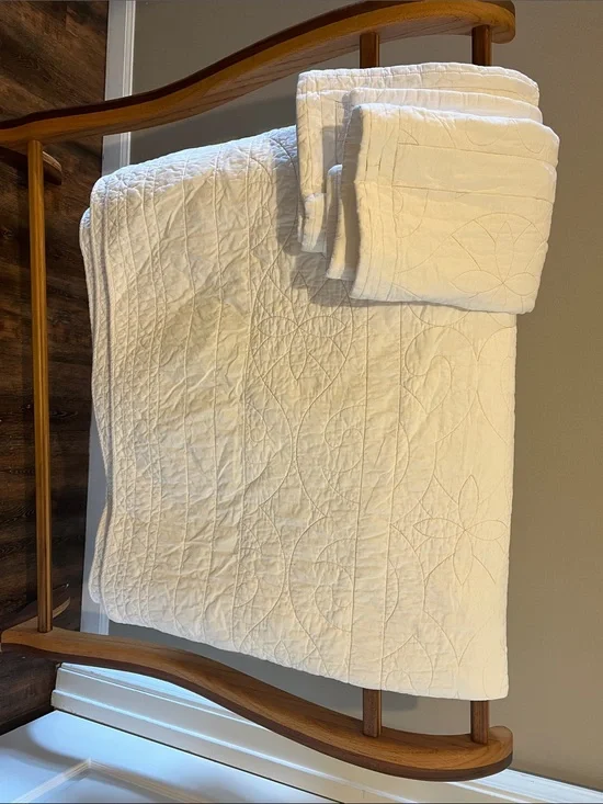 Beautiful Vintage Chariot Wheel quilt with 2- matching shams -queen size