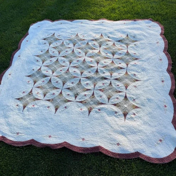 Floral Embroidered Patchwork Quilt Scalloped Edge White Burgundy 88x88 Vintage